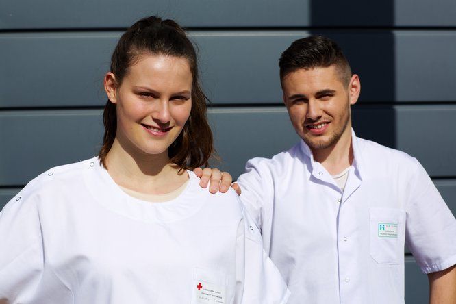 Deux jeunes en formation sanitaire et sociale