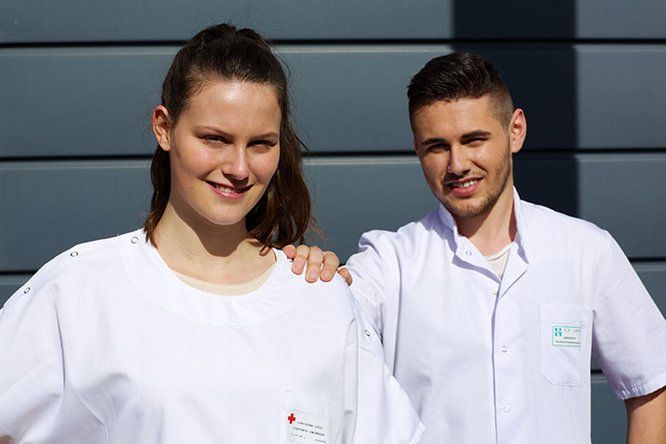 Formations sanitaires et sociales deux étudiants, un homme et une femme 