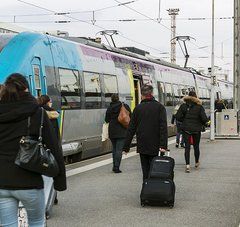 ter en gare avec voyageurs de dos