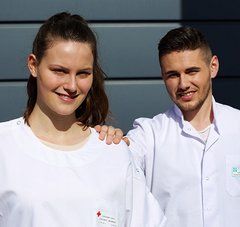 Formations sanitaires et sociales deux étudiants, un homme et une femme 