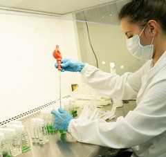 chercheuse dans un laboratoire